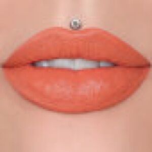 Jeffree Star Velvet Trap Lipstick in Wyoming Iced Tea 
Nib